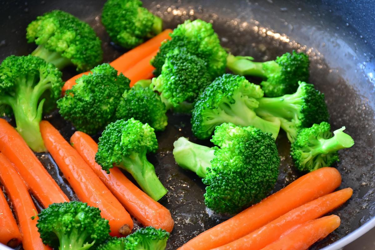 Cooking vegetables in a pan to lose weight and be healthy